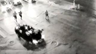 Sürücüyü engellemeye çalışırken aracın üstünde kaldı