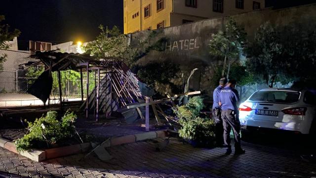 Şiddetli rüzgar nedeniyle öğrenci yurdunun çatısı uçtu