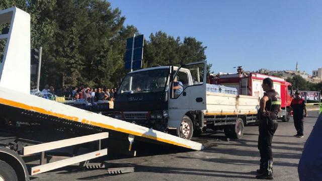 Şanlıurfada kamyonet ile motosiklet çarpıştı: 1 ölü, 1 yaralı