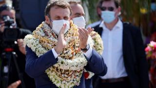 Çiçek kolyeleri Macron'u zor durumda bıraktı