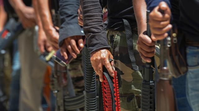 Meksikada evleri ateşe veren silahlı grup 21 kişiyi kaçırdı