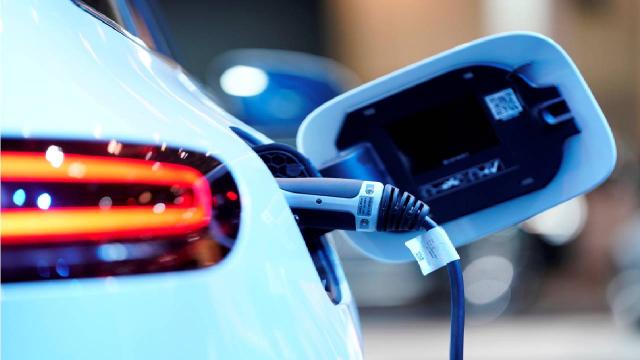 Mercedes tamamen elektrikli araç üretimine geçiyor