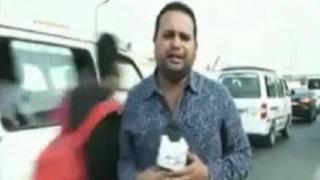 Trafikte canlı yayın yapan muhabire motosiklet çarptı