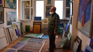 Emekli öğretmen yaşadığı apartmanı resim galerisine dönüştürdü