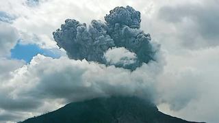 Endonezya'da Sinabung Yanardağı faaliyete geçti