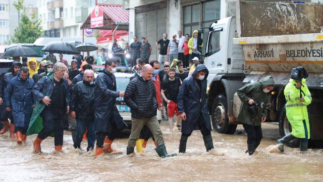 Bakan Soylu selin vurduğu Arhavide incelemelerde bulundu
