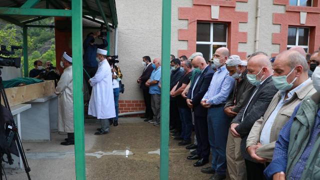 Bakan Soylu, selde hayatını kaybeden kişinin cenaze törenine katıldı