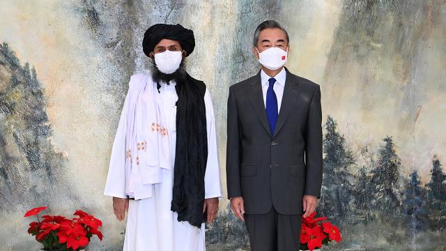Taliban heyeti Çinde Dışişleri Bakanı Vang Yi ile bir araya geldi