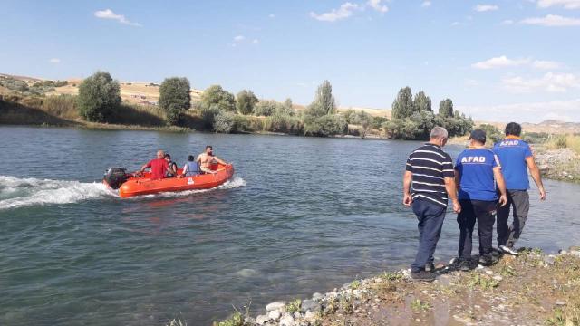 Tuncelide çayda mahsur kalan iki çocuk kurtarıldı