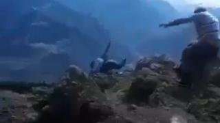 70 metrelik uçurumdan düştü