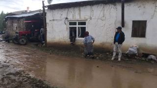 Bayburt'ta sel: Ev ve ahırları su bastı