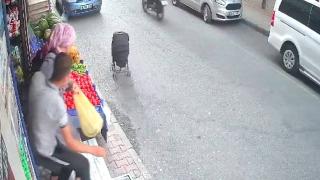 Bebek arabasını son anda yakaladı