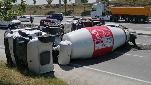 Arnavutköyde beton mikseri yan yattı