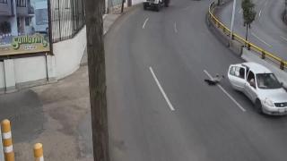 Küçük çocuk seyir halindeki araçtan yola düştü