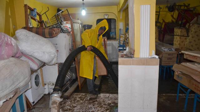 Karsta sağanak: Ev ve iş yerlerini su bastı