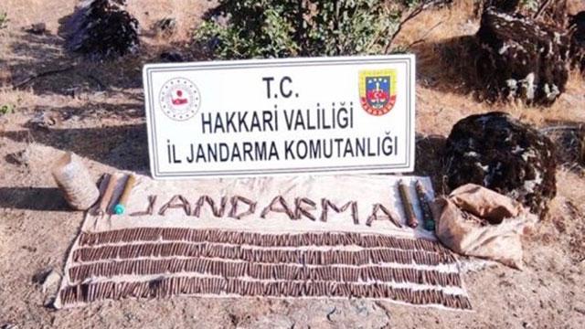 Hakkaride kayalık ve çalılık araziye gizlenmiş mühimmat bulundu