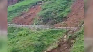 Hindistan'da toprak kayması: Yol çöktü