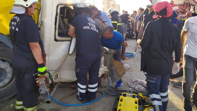 Gaziantepte tır ile tarım işçilerini taşıyan minibüs çarpıştı: 3 ölü, 16 yaralı