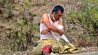 Yaralanan orman işçisi kolunu sarıp görevine koştu