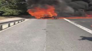 TEM'de otomobil alev aldı, yol ulaşıma kapandı