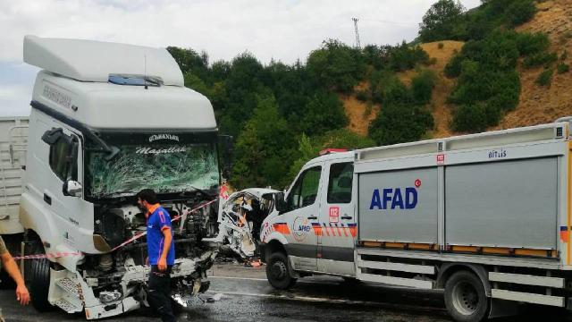 Bitliste tır ile kamyonet çarpıştı: 2 ölü, 3 yaralı