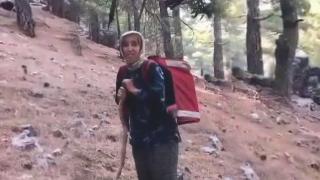 Alev savaşçılarına sırtında erzak taşıdı