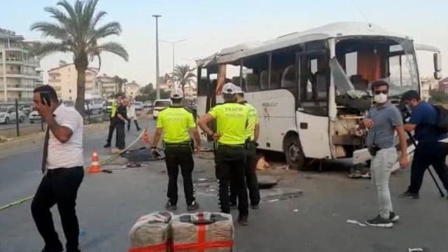Antalyada tur otobüsü takla attı: 3 ölü, 16 yaralı