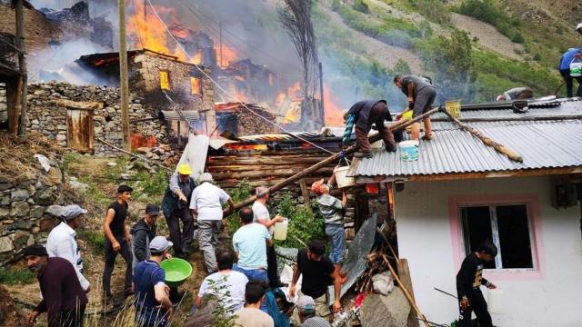 Artvin Yusufelinde yangın: 20ye yakın ev etkilendi