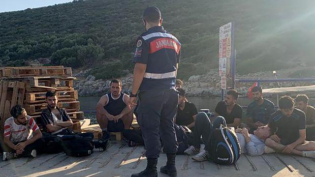 İzmirde 19 düzensiz göçmen yakalandı