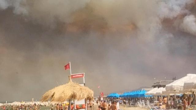 İtalyada alevler tatil yerlerini tehdit ediyor