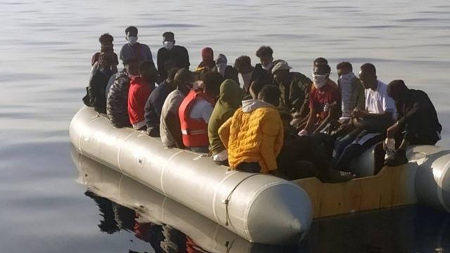 İzmir açıklarında 61 sığınmacı kurtarıldı