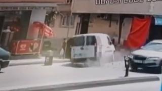 Yön levhası anne ile çocuğunu ezilmekten kurtardı