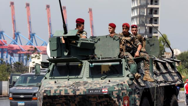 Beyruttaki patlamanın anma etkinliklerinde silahlı kişiler gözaltına alındı