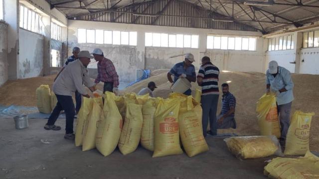 Elazığdan Manavgattaki besicilere arpa yardımı