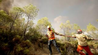 Yaralanan kardeşinin yerine yangınla mücadeleye katıldı