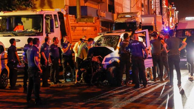 Polis aracıyla otomobil çarpıştı