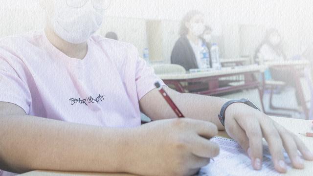 Kılık değiştirerek kız arkadaşının yerine sınava girdi