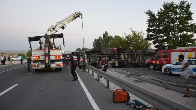 Bariyerlere çarpan tır devrildi: 1 ölü