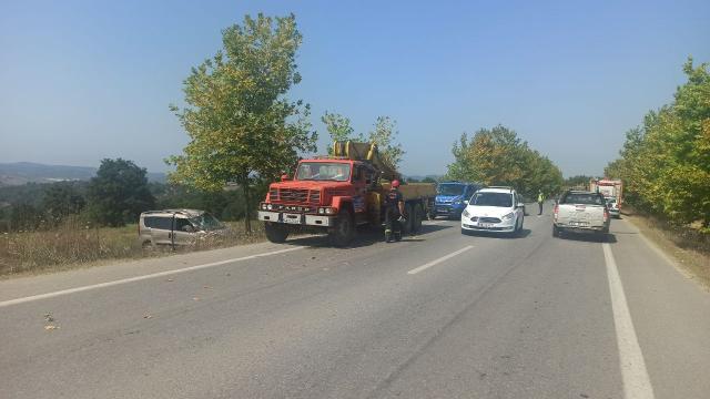 Kocaelide tarlaya devrilen hafif ticari aracın sürücüsü yaralandı