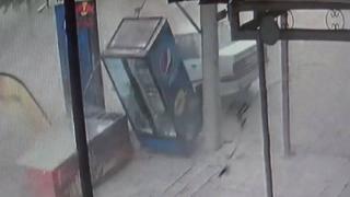 Fırtına market dolaplarını devirdi