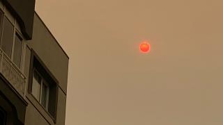 Ege'de gökyüzünü kaplayan duman güneşi boyadı…