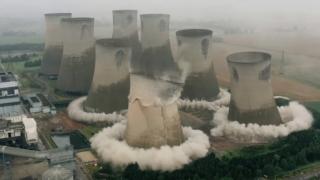 İngiltere'deki santralin dev soğutma kuleleri böyle yıkıldı
