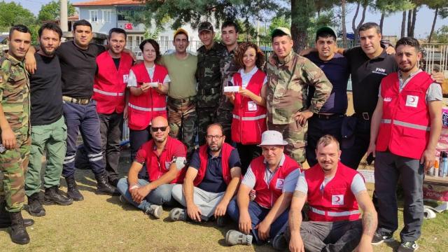 Kızılaydan mücadeleye destek veren Azerbaycan ekibine doğum günü sürprizi