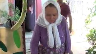 Alevlerin arasında kalan annesini sırtında taşıdı: Ölürüm de atmam seni