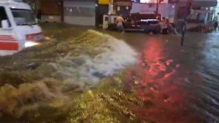 Mersin'de sağanak: Yollar göle döndü, araçlar mahsur kaldı