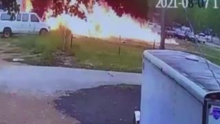 ABD'de evin yanına düşen küçük uçak alev topuna döndü