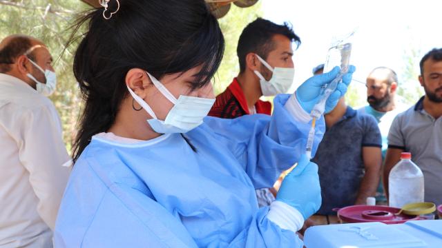 Siirtte sağlık ekiplerini köyde gören vatandaşlar aşı olmak için kuyruk oluşturdu