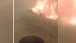 Yangına müdahale eden itfaiye erleri alevlerin ortasında kaldı