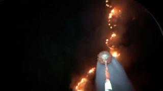 Yangınlara havadan müdahale gece de sürüyor