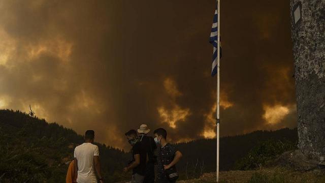 Yunanistanda çok sayıda noktada orman yangını